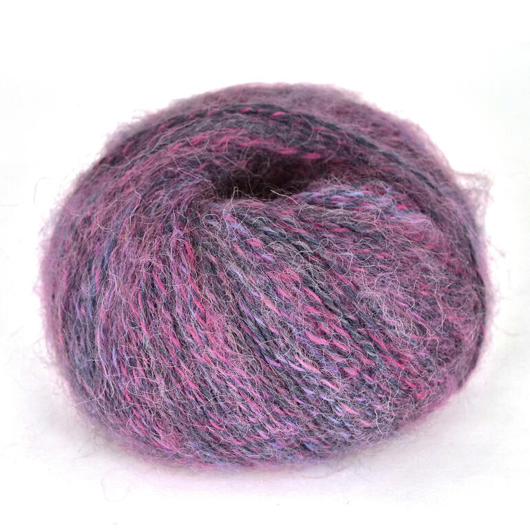 Garnknäuel in Rosa mit grauen und blauen Akzenten