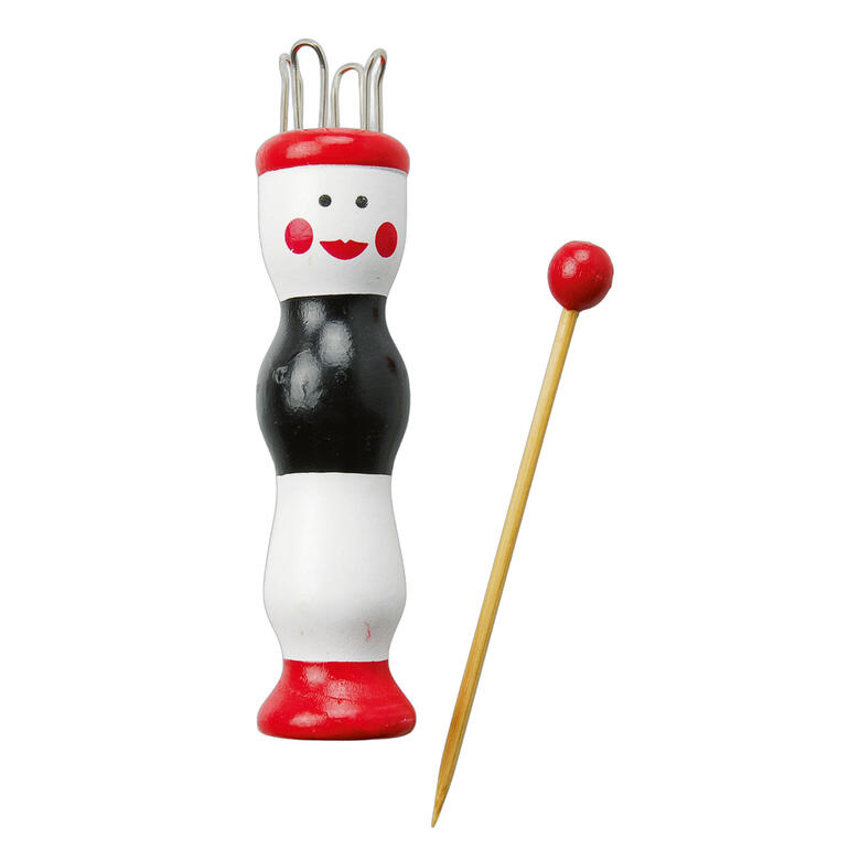 Strickliesel in Form einer Puppe, bunt bemalt, mit Holzstift daneben.