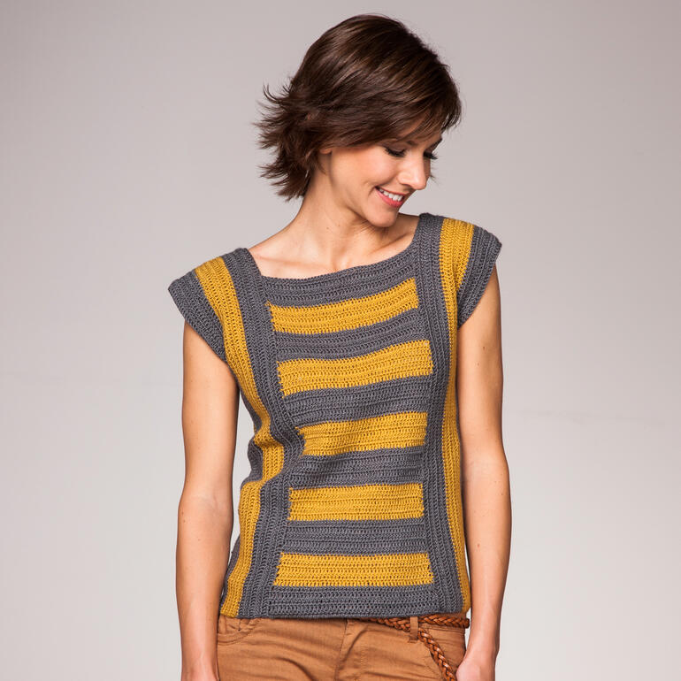 Häkelpulli aus Graublau und Gold, schlicht und modern, auf einem hellen Hintergrund.