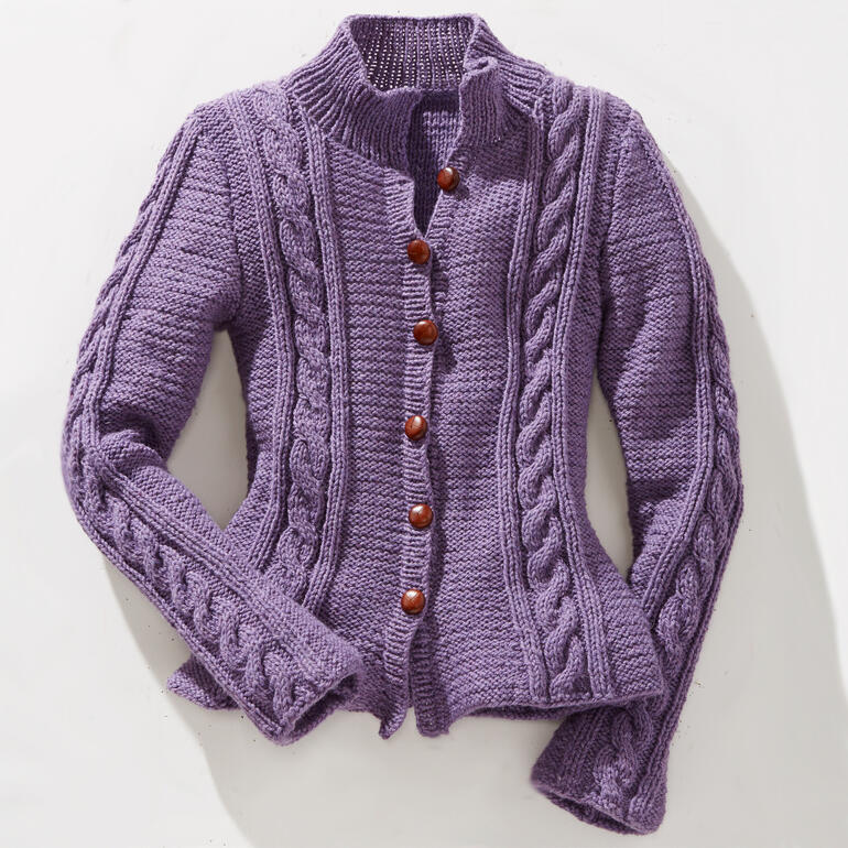 Damenjacke aus Landwolle in lila mit Zopfmuster und Holzknöpfen.