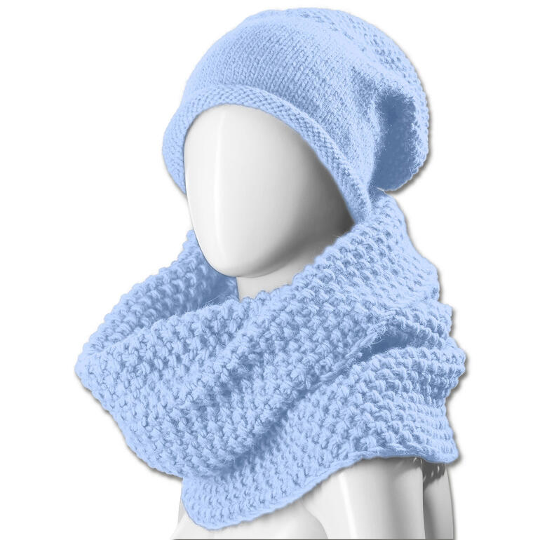 Helle blaue Mütze und Loop aus Aparta-Nova, auf einem weißen Modell präsentiert.