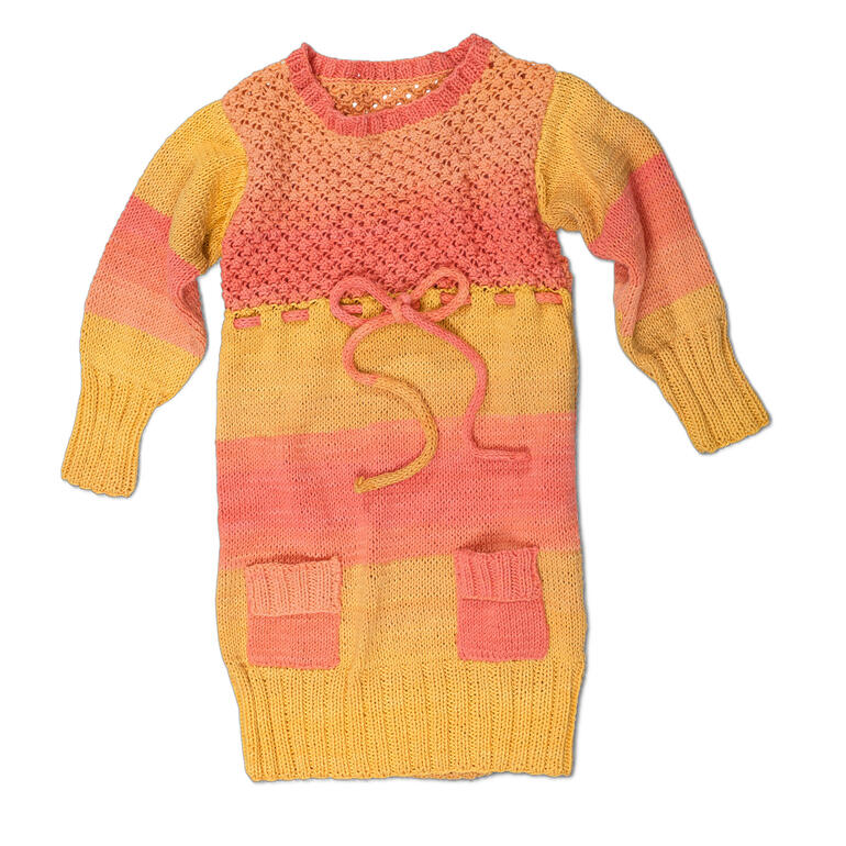 Bunt gestreiftes Pullikleid aus Pinta mit Raffung und Taschen.