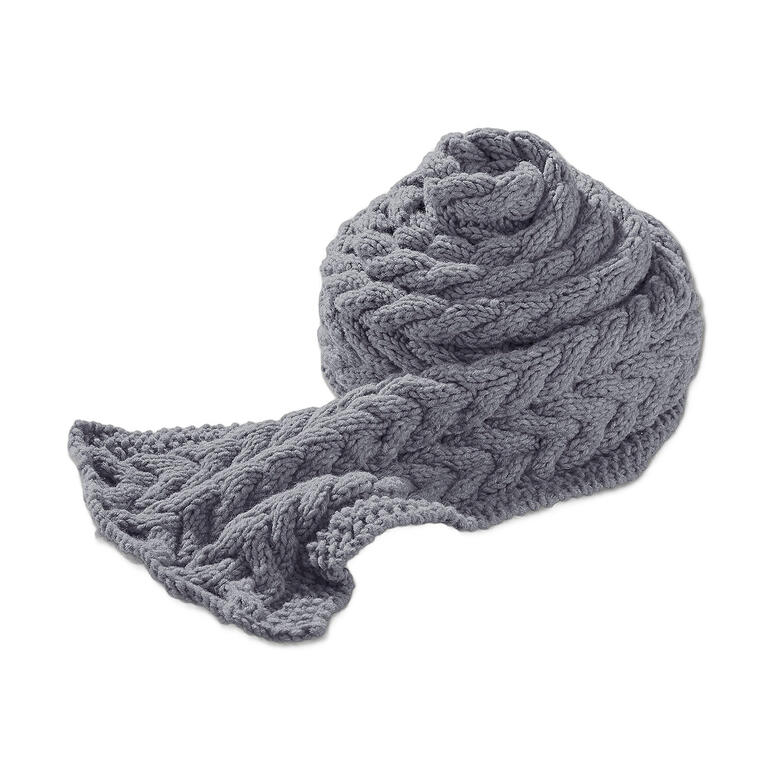 Grau geflochtener Schal, gemütlich zusammengerollt.