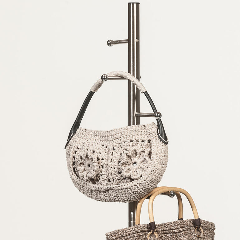 Häkeltasche in natürlichem Farbton an einem Gestell