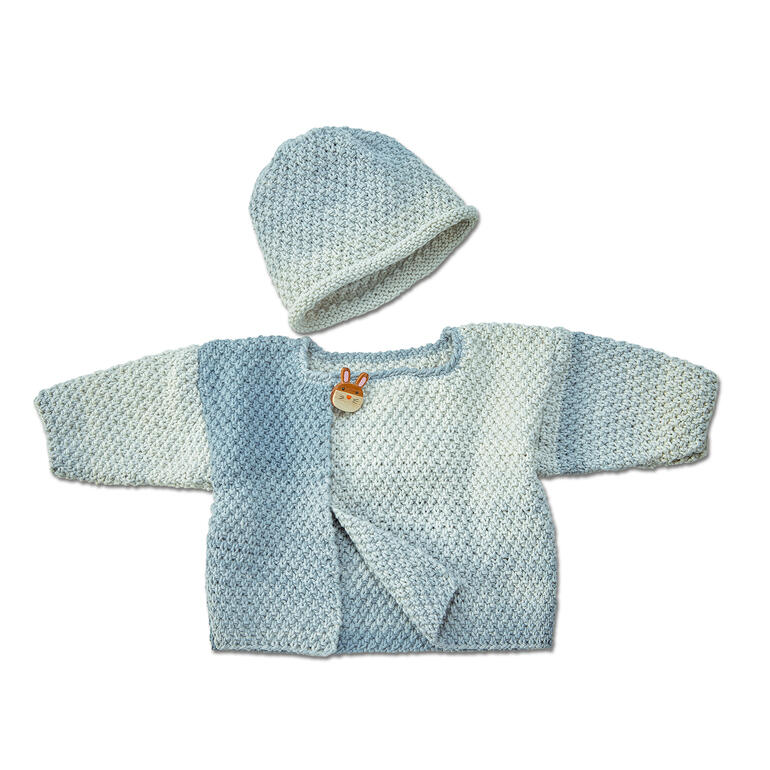 Baby-Jacke und Mütze in sanften Blautönen, dekoriert mit einem Hasenknopf.