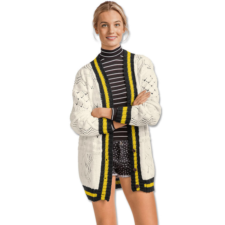 Frau in offener, cremefarbener Jacke mit dekorativen Mustern und schwarz-gestreiftem Oberteil, lächelt auf hellem Hintergrund.