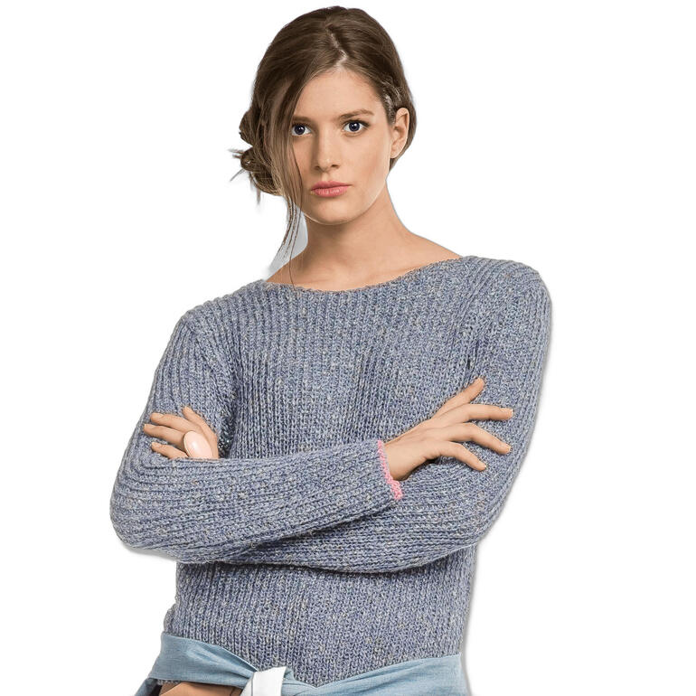 Frau in locker geschnittenem, grauem Pullover mit langen Ärmeln.