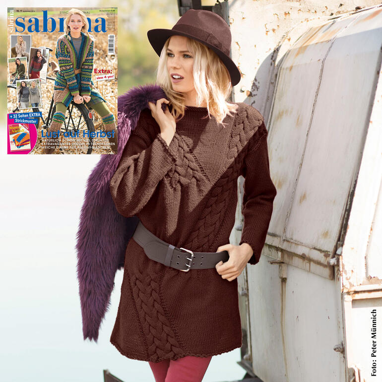 Damen Long-Pullover aus Merino-Classic in braun, von einer Frau mit Gürtel getragen.