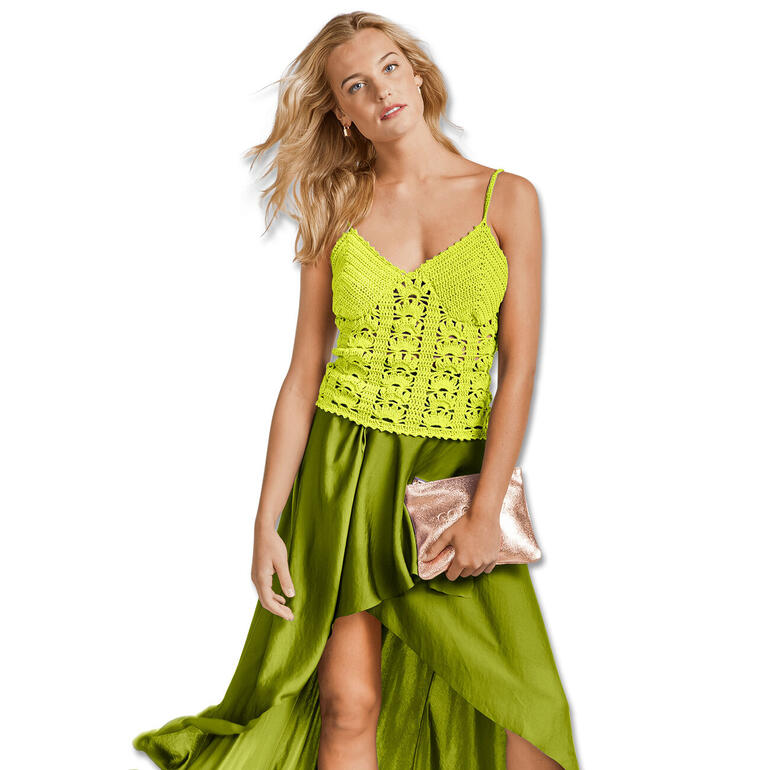 Damen Häkeltop aus Cotonia II in leuchtendem Neongelb, von einer Frau getragen.