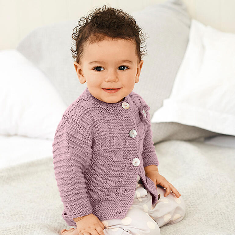 Kleines Kind trägt eine lila Babyjacke mit Rundhalsausschnitt