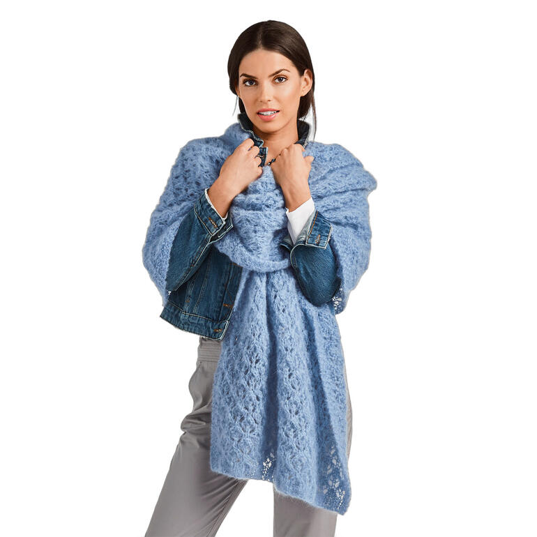 Frau in blaufarbenem Tuch aus Feelana, trägt es lässig über die Schultern.