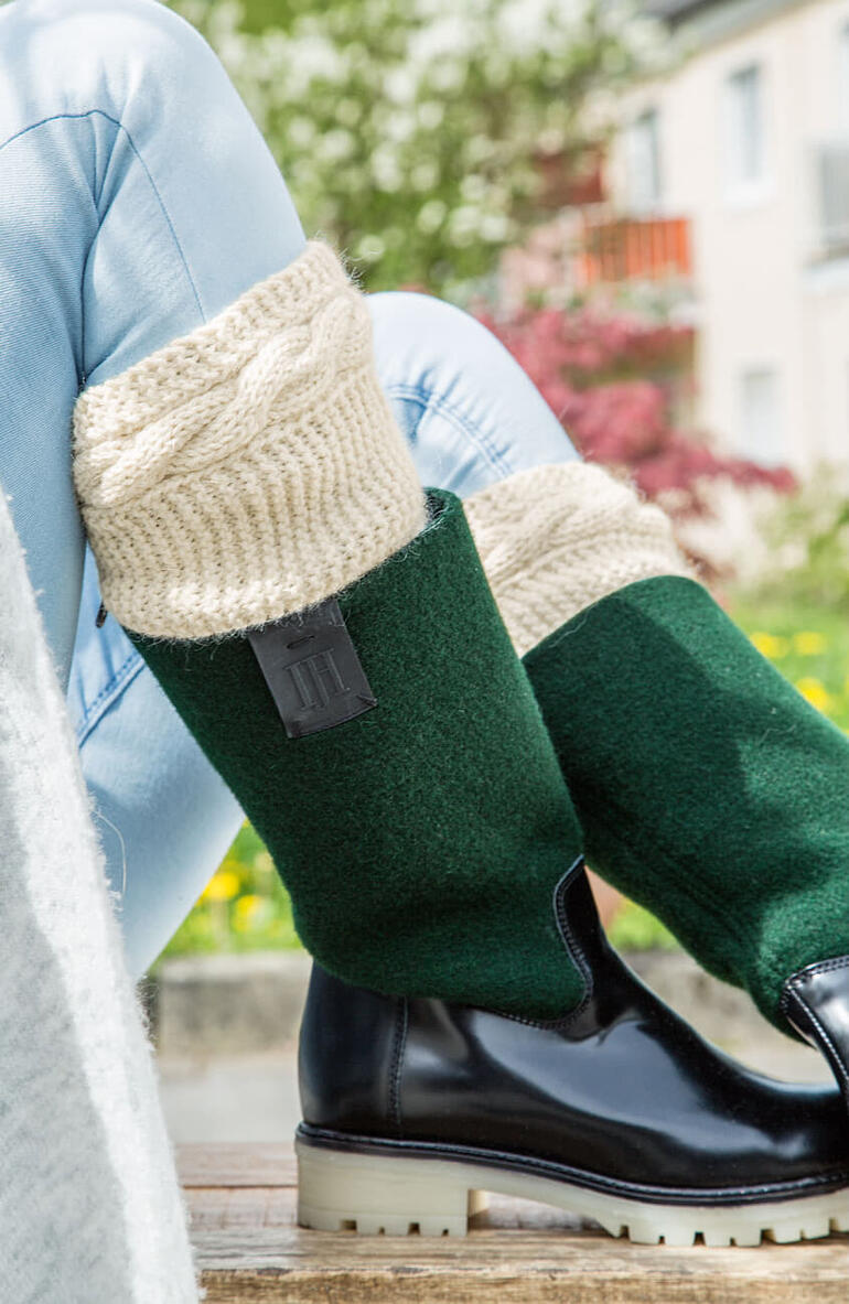 Stiefel-Manschetten aus Peru in dunklem Grün und hellem Beige.