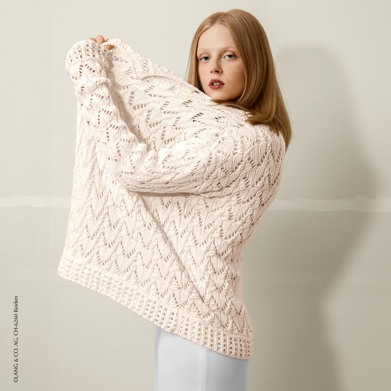 Dame in beiger Damenjacke, zeigt die Rückseite des Kleidungsstücks.