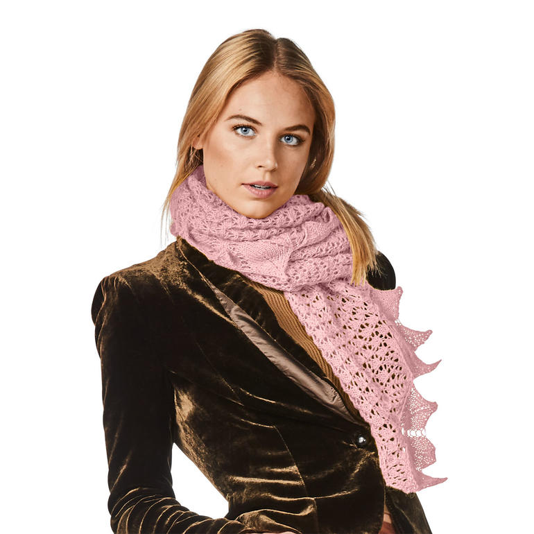 Dame in rosa Dreiecktuch, steht elegant mit braunem Hintergrund.