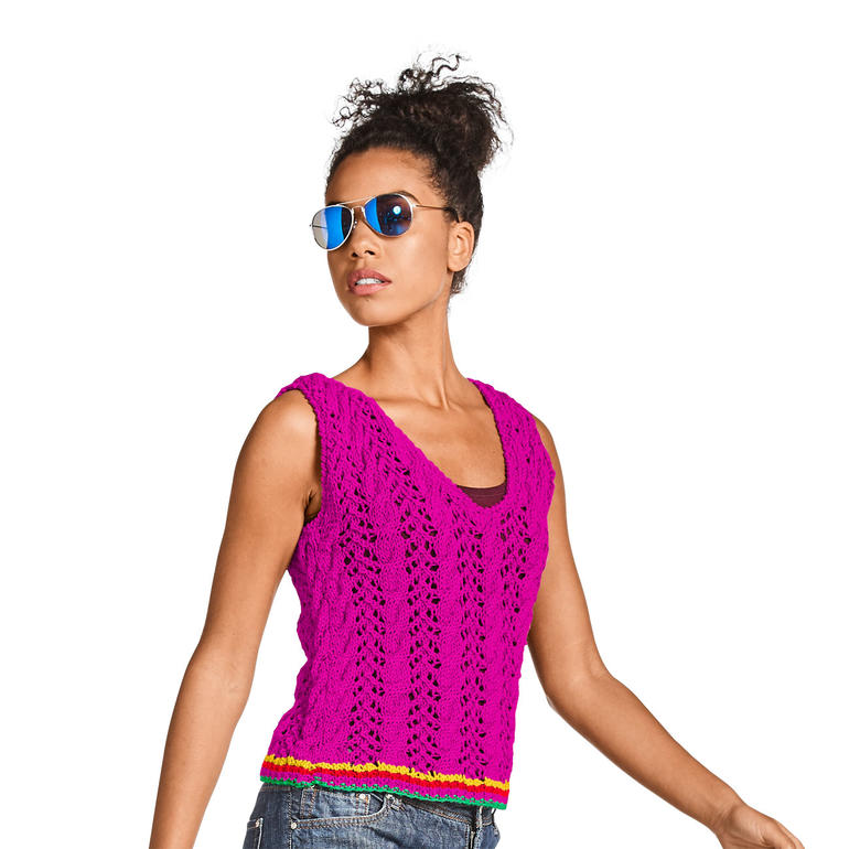 Damentop in Pink mit Lochmuster, getragen mit Sonnenbrille und Jeans.