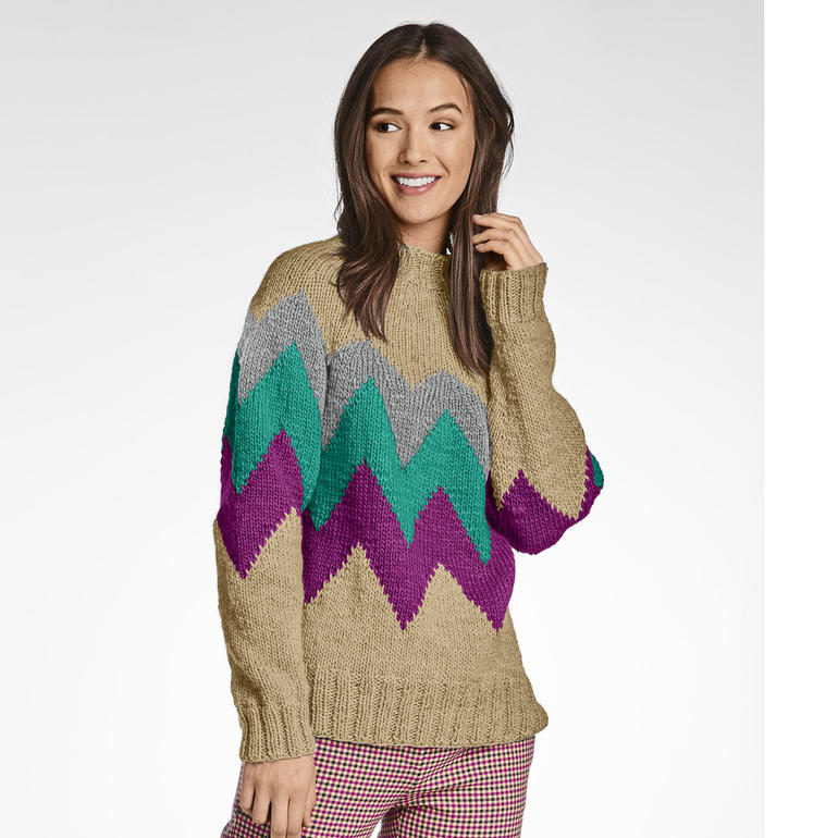 Beiger Pullover mit Zickzack-Muster aus Monello-90 von Junghans-Wolle, über einem weißen Hintergrund.