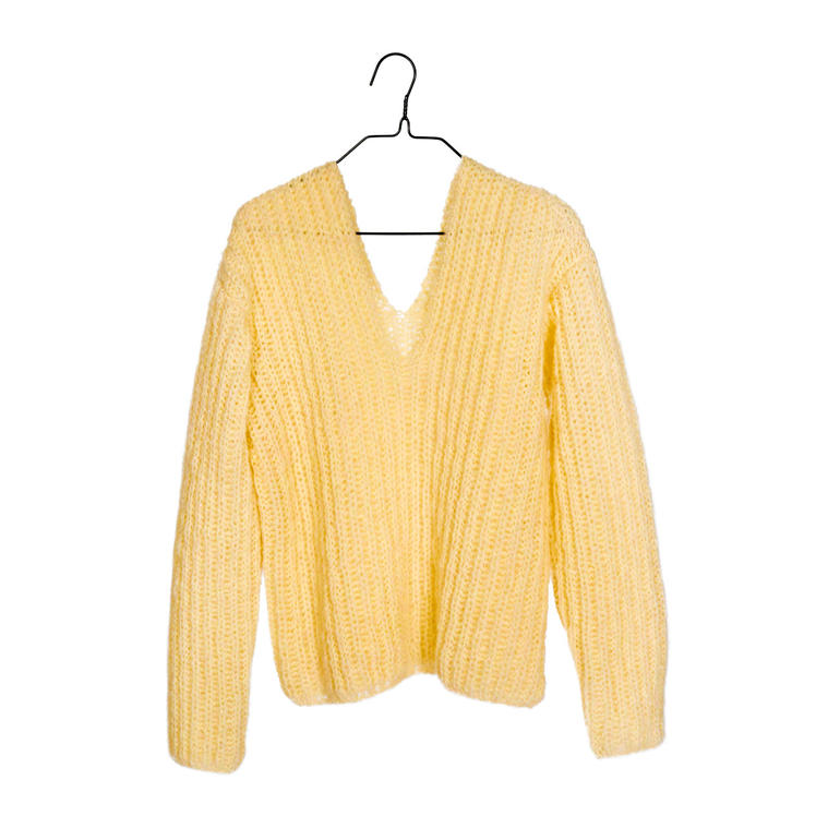 Pullover in gelber Farbe mit V-Ausschnitt, hängt an einem Kleiderbügel.
