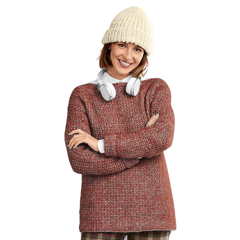 Dame in beiger Mütze und Pullover, lächelnd mit Kopfhörern um den Hals.