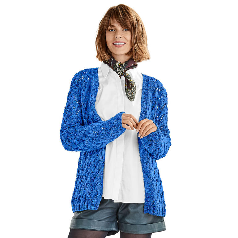 Blaue Strickjacke mit offenen Maschen, getragen von model.