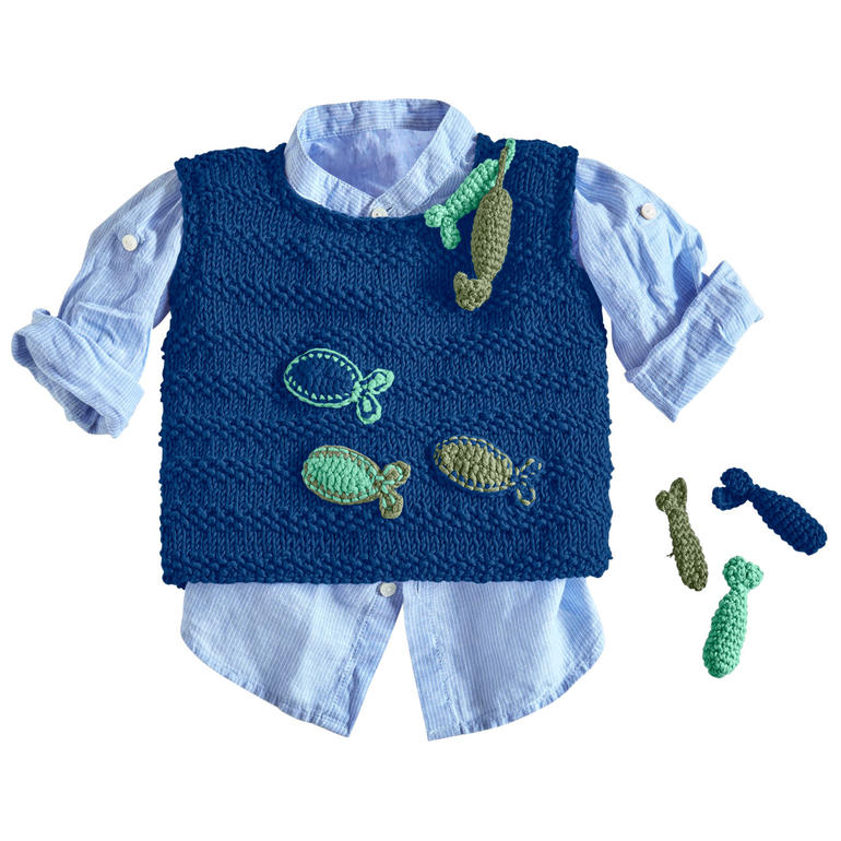 Blauer Baby-Pullunder mit gehäkelten Fischen, kombiniert mit einem Hemd darunter.