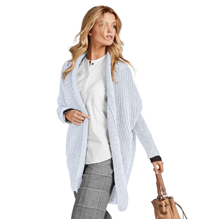 Frau in leichter, hellblauer Jacke aus Seidana, lässig kombiniert.