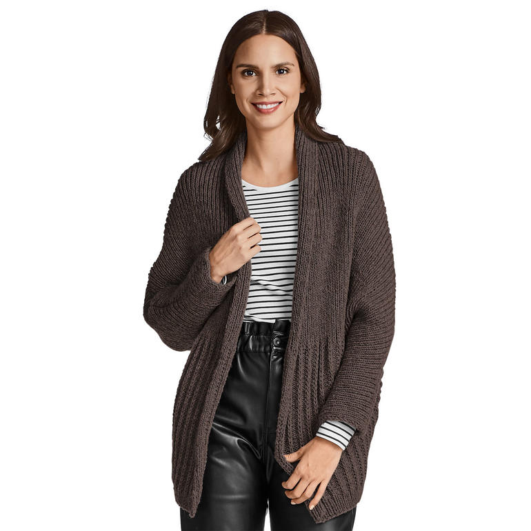 Dunkelbraune Cape-Jacke aus Cassandra, lässig über gestreiftem Shirt.