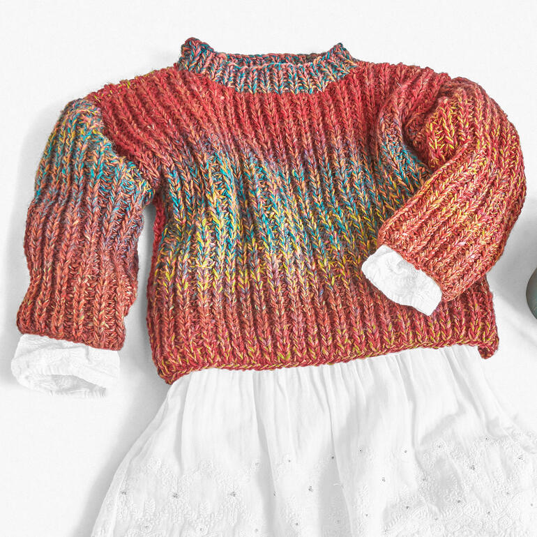 Bunter Pullover aus Monello-175 Color, lässig gestylt mit T-Shirt.