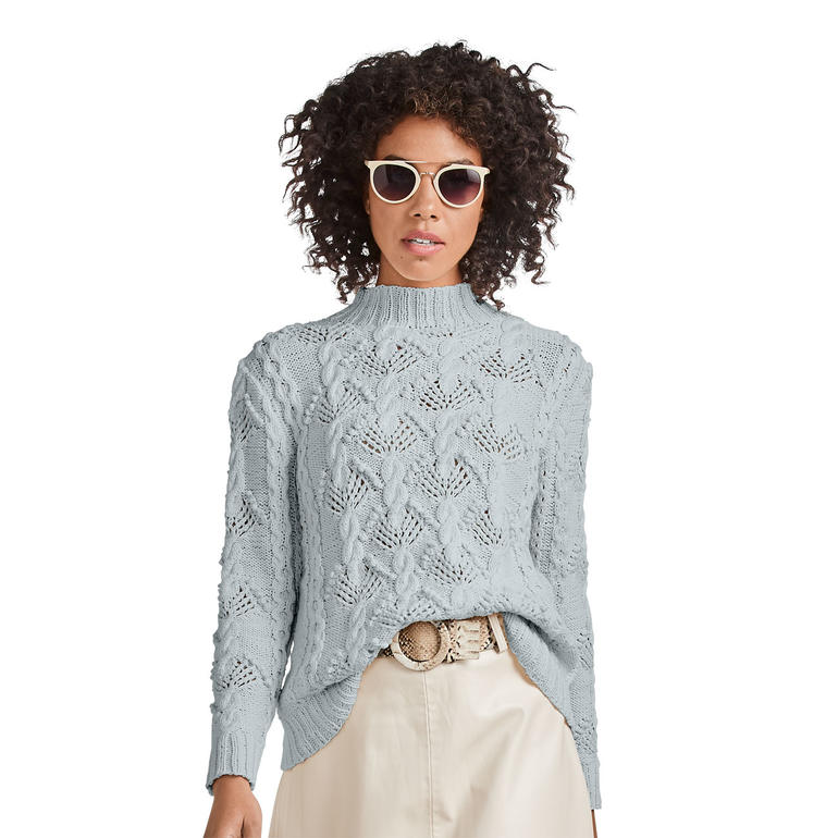 Damenpullover aus Merino-Cotton in zartem Blau, lässig kombiniert mit stylischem Gürtel.