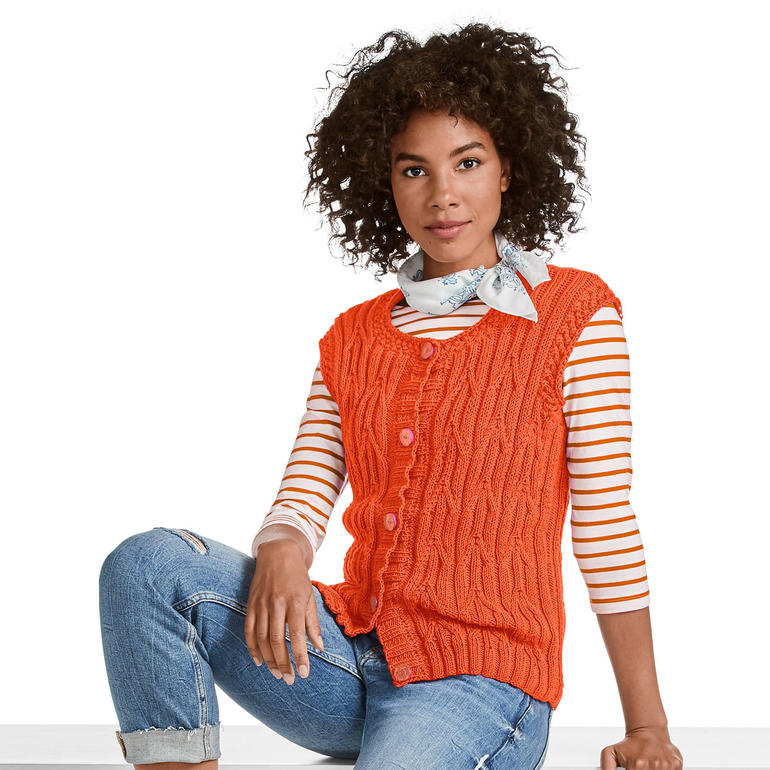 Orange Weste aus Cotone-Emozione, lässig über gestreiftem Shirt getragen.