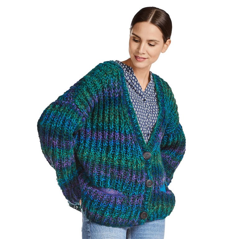 Bunte Jacke aus Scala und Cara, lässig über einem Shirt getragen.