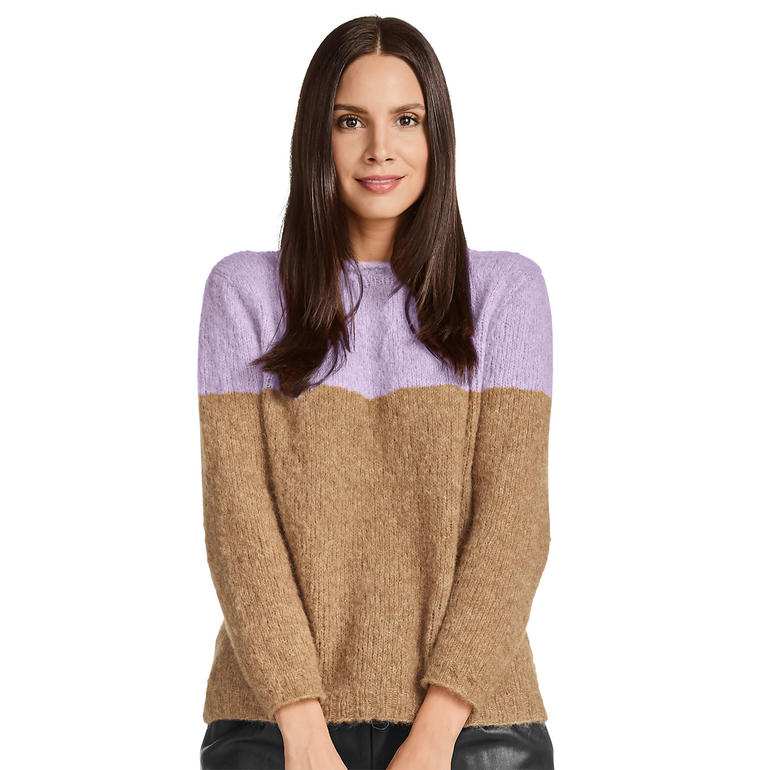 Frau trägt einen dreifarbigen Pullover in braun und lila Tönen.