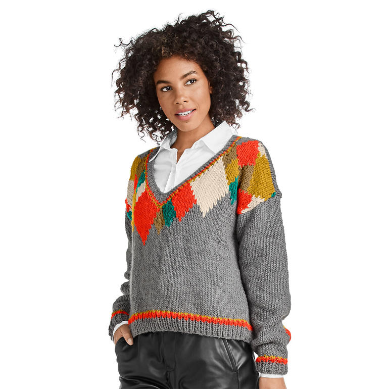 Damenpullover in Grautönen mit Rautenmuster und farbigen Akzenten.