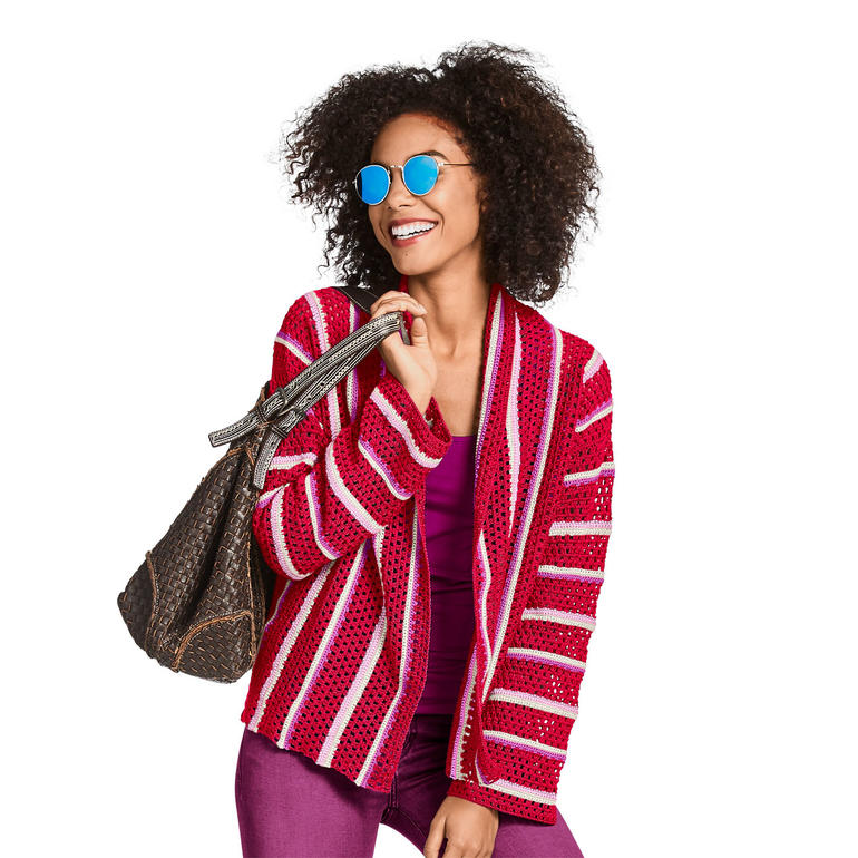 Damenjacke mit roten und weißen Streifen und einer modischen Tasche.