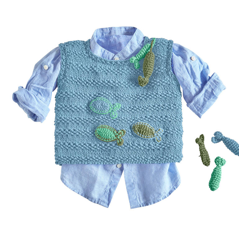 Baby-Pullunder mit gehäkelten Fischen in Blau, kombiniert mit einem gestreiften Hemd.