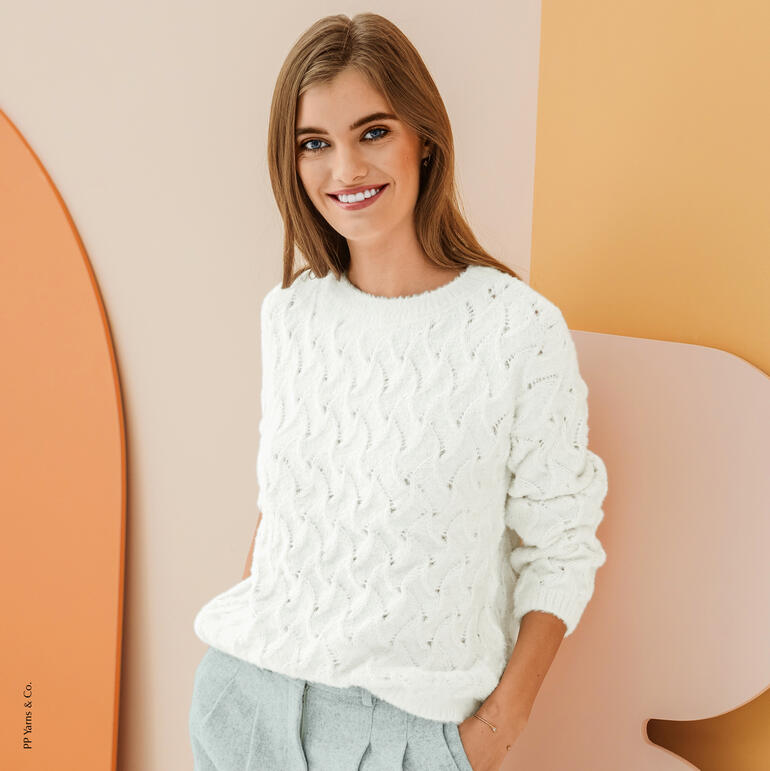 Weißer Pullover aus Phil Romance auf lächelndem Modell