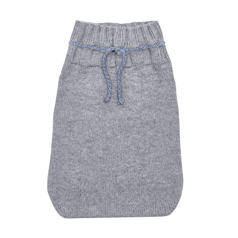Grau gestrickter Baby-Pucksack mit Kordelzug an der Oberseite.