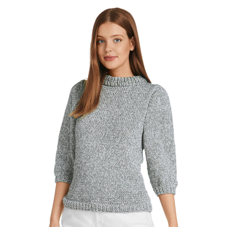 Frau trägt grauen Pullover mit ballongeschöpften Ärmeln.