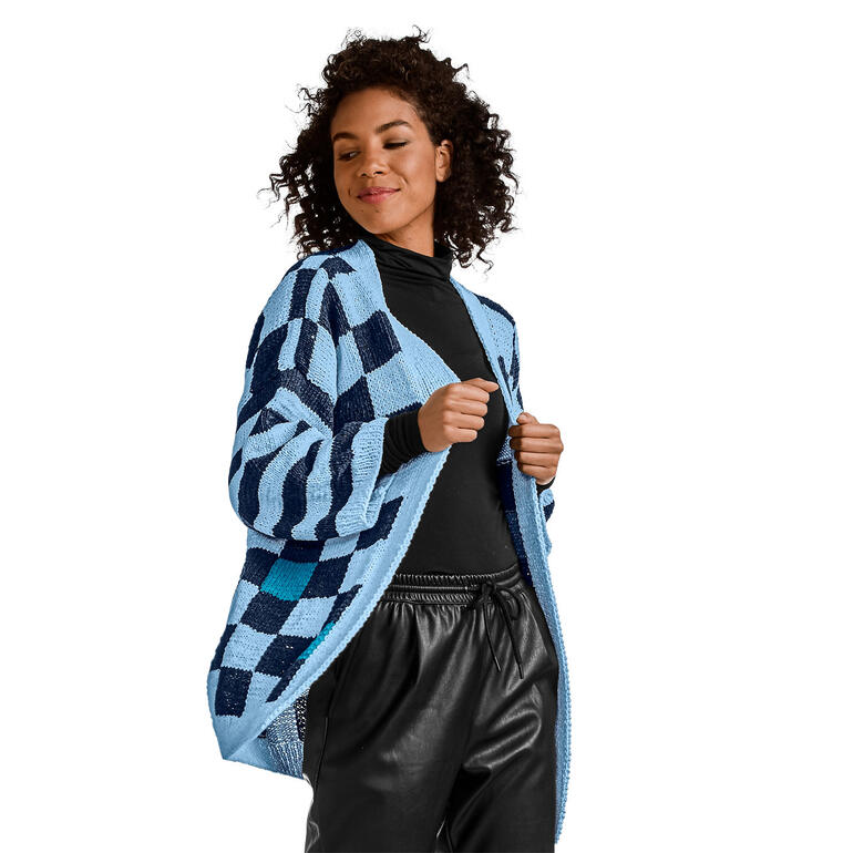 Dame in kariertem Cardigan aus Bandana in lässiger Pose.