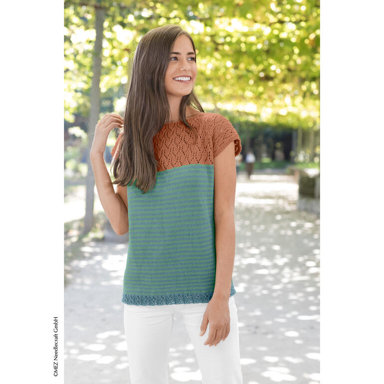 Zweifarbige Bluse aus Organic Cotton, mit kurzem Arm und attraktivem Muster.
