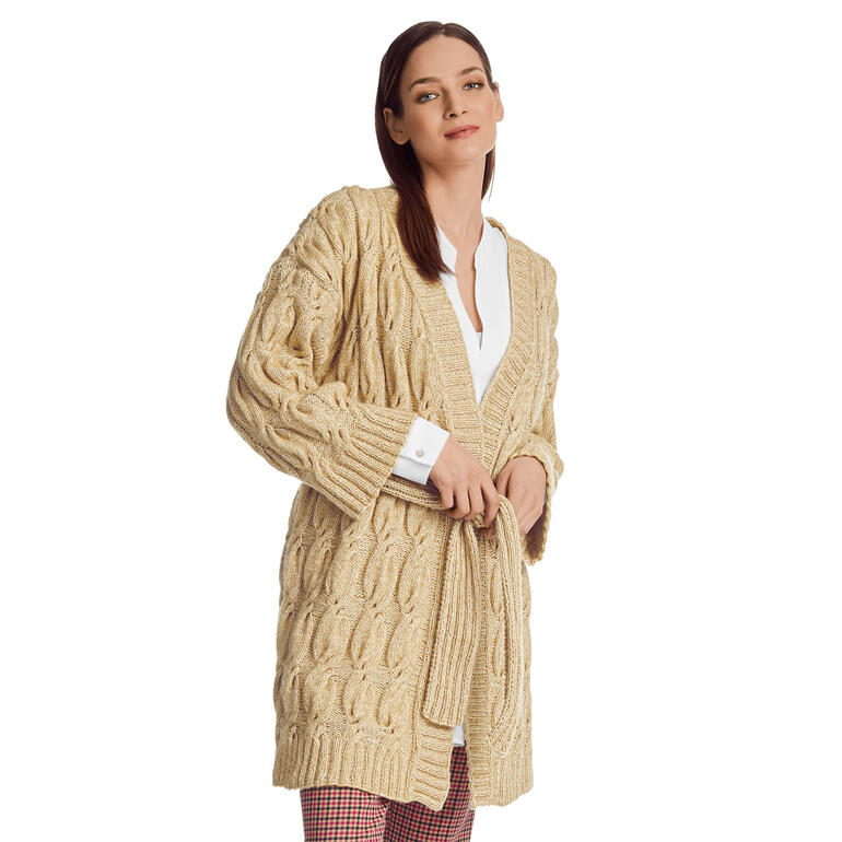 Beige Strickjacke aus Wool-Cotton mit Gürtel, offen getragen.