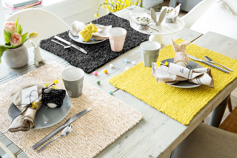 Tischset aus Cotonara in verschiedenen Farben, dekorativ gedeckt.