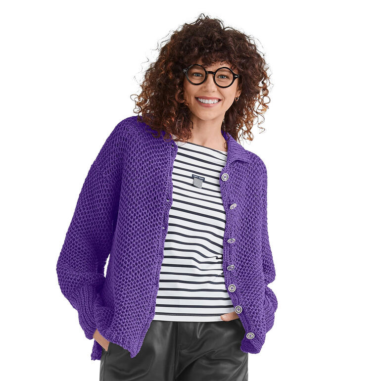 Lila Jacke aus Bandana, kombiniert mit gestreiftem T-Shirt, von fröhlicher Frau getragen.