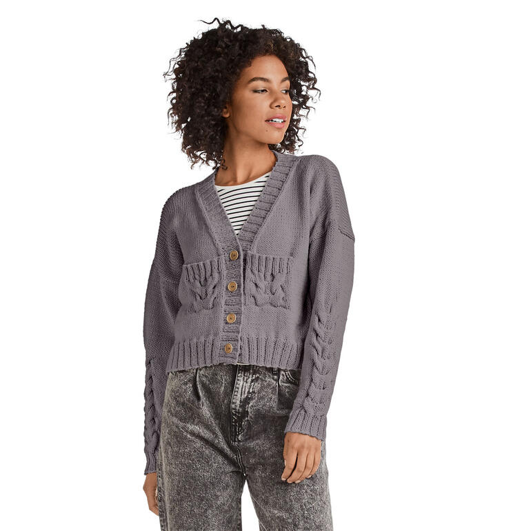 Graue Jacke mit Zopfmuster, lässig getragen von Frau mit Shorts.