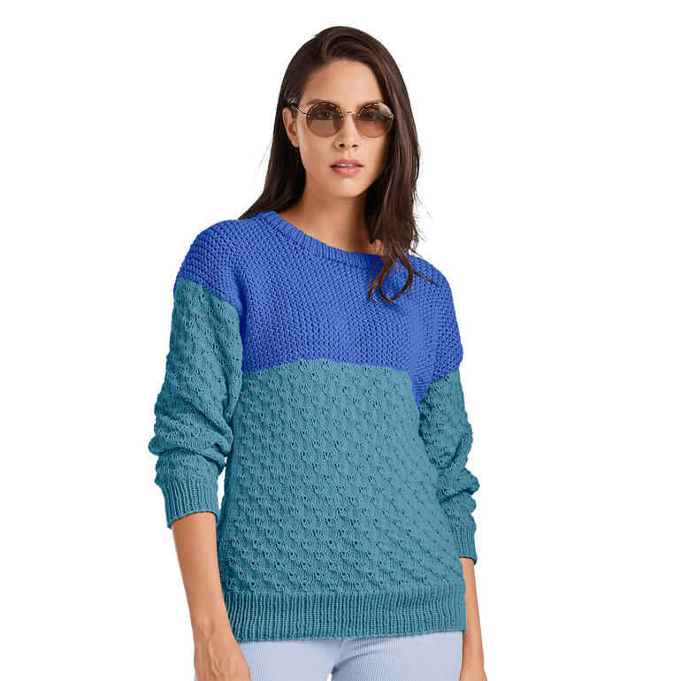 Bunter Pullover in Blau und Türkis, lässig getragen von Frau.