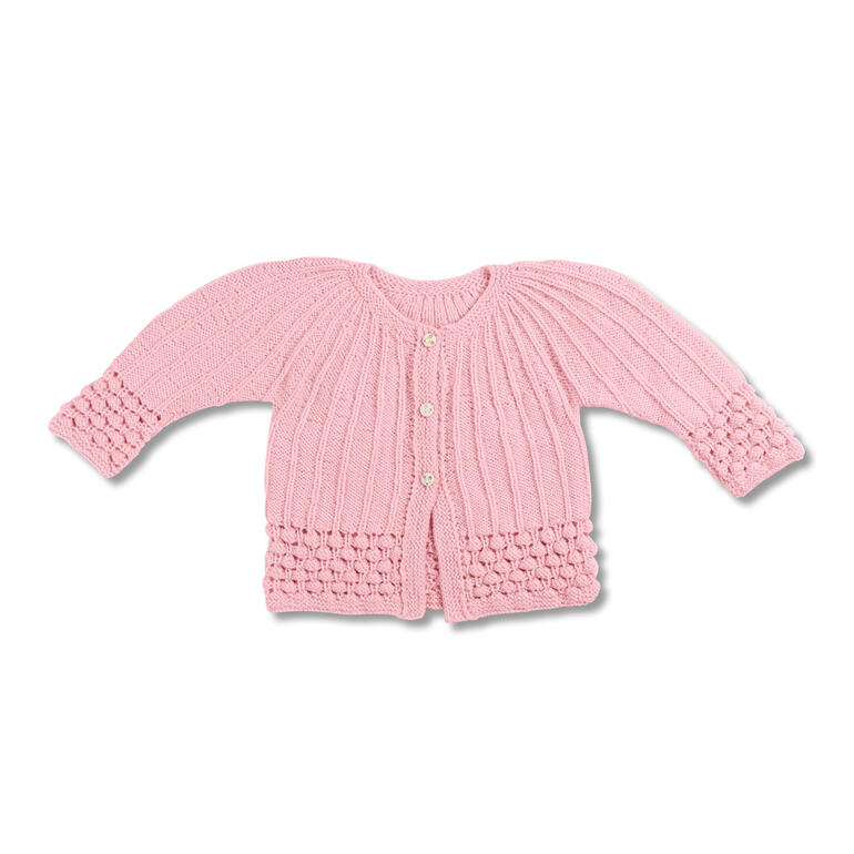 Rosa Babyjacke aus Baby Merino mit Knöpfen, auf einem weißen Hintergrund.