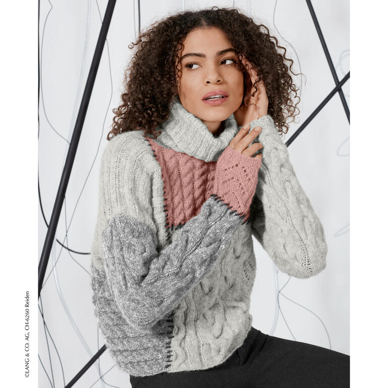 Frau trägt einen gestrandeten Pullover aus Malou Light, sieht direkt in die Kamera.