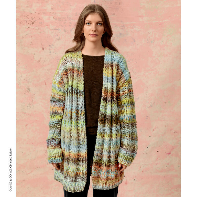 Frau trägt bunte Jacke aus Cloud von LANG Yarns vor einem strukturierten Hintergrund.