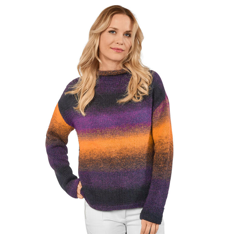 Pullover aus Chic & Warm in lila-orange Farbverlauf, auf einer Frau stehend.
