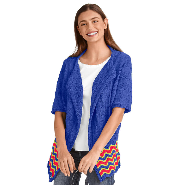 Lächelnde Frau in blauer Jacke mit Wellenmuster und gestreiftem Hintergrund.