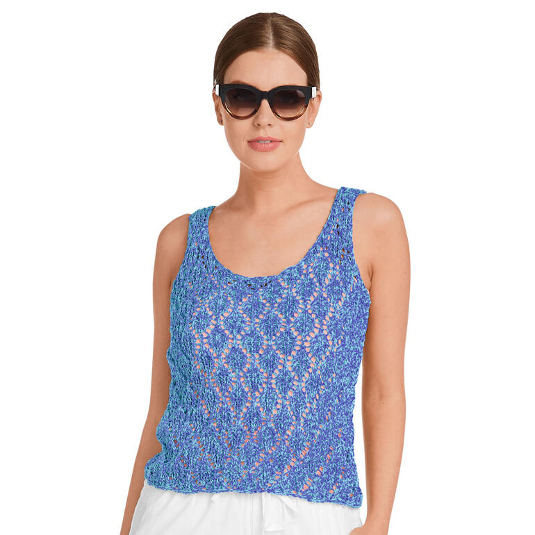 Helles, blau gemustertes Top aus 2-fädigem Cotton-Superfine II, getragen von einer Frau mit Sonnenbrille.